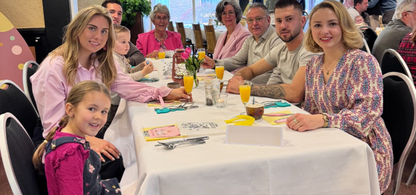 Familie bij de Paasbrunch RZ