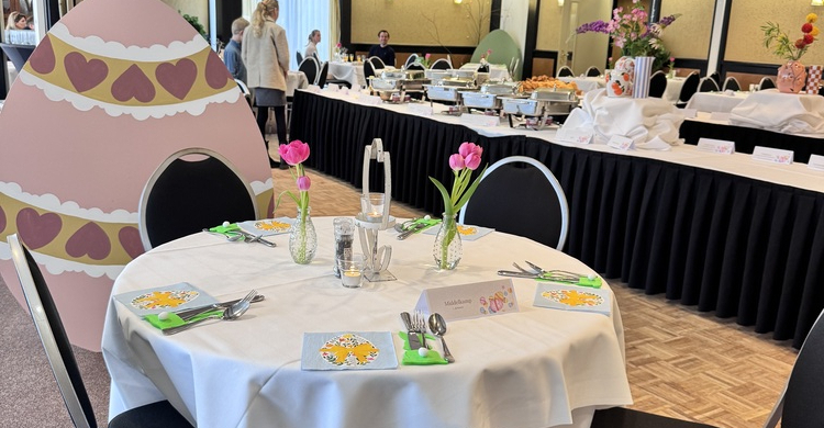 Gedekte paastafel bij de paasbrunch RZ