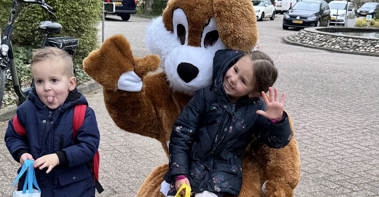 Paashaas met kids bij RZ